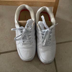 Levi’s white sneakers